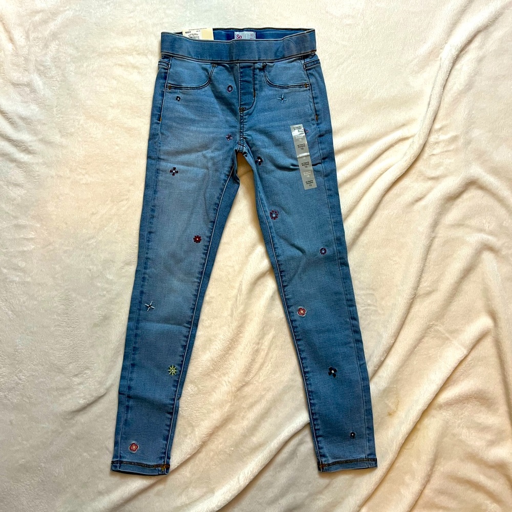 Juniors Mid Rise Ultimate Jegging with flowers